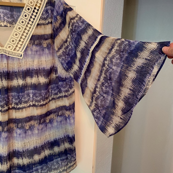 Blue and Tan Tunic with Lace Detail - Picture 2 of 4